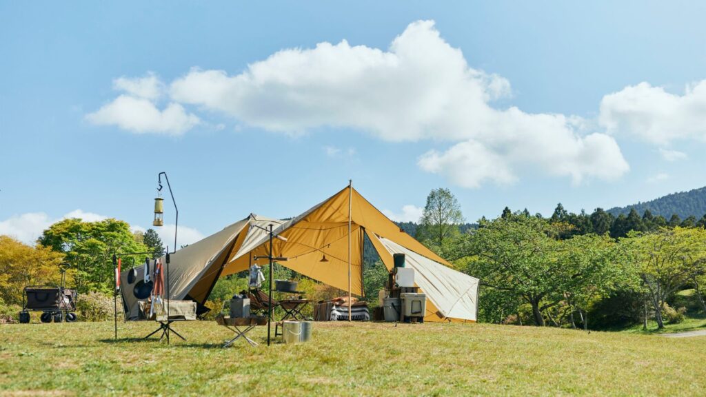 青空の下でキャンプ