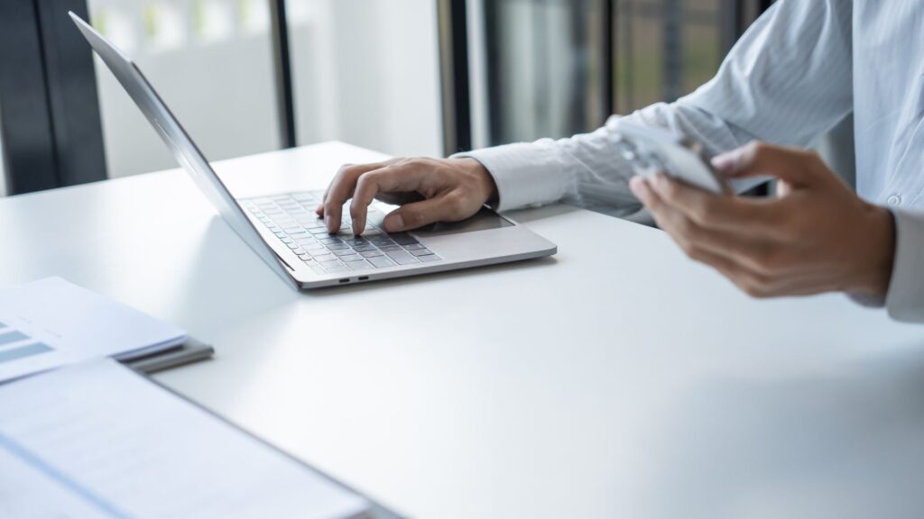 パソコンで作業をしているビジネスマン