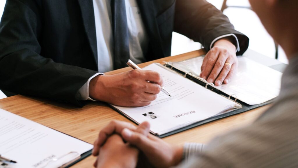 メモを取りながら話を聞いてくれる人