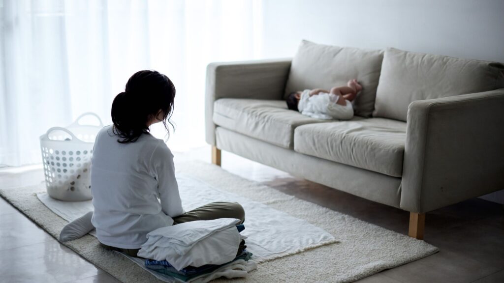 リビングにいる赤ちゃんとお母さん