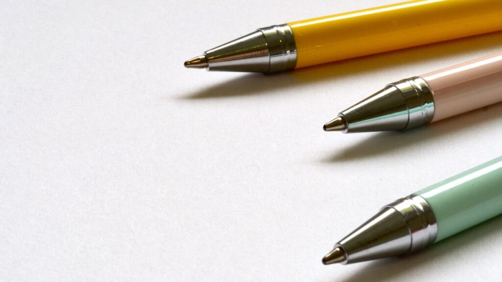 三本並んだボールペン