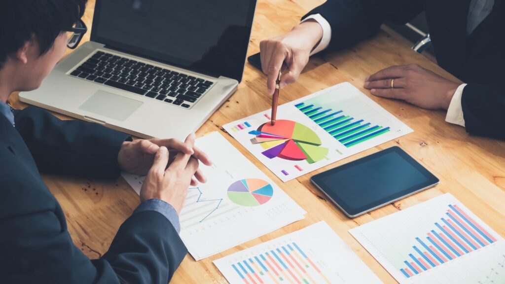 打ち合わせをしているビジネスマン