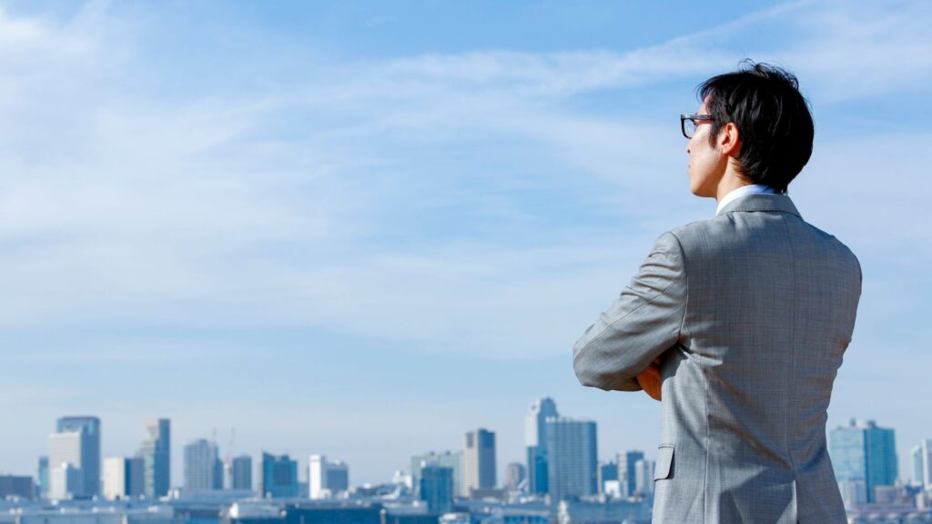 景色を眺めるサラリーマン