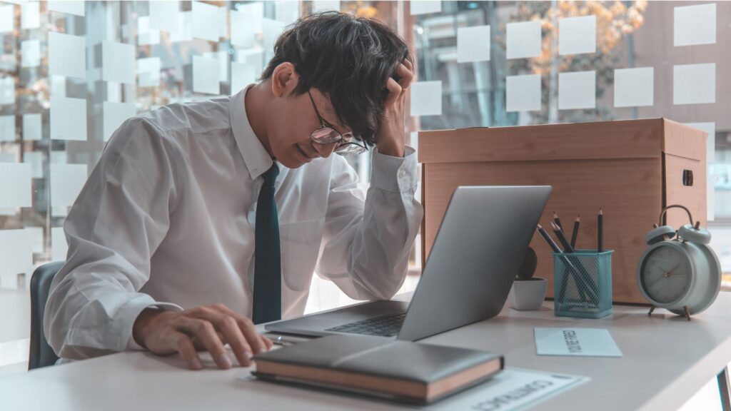 職場で頭を抱えて悩むサラリーマン