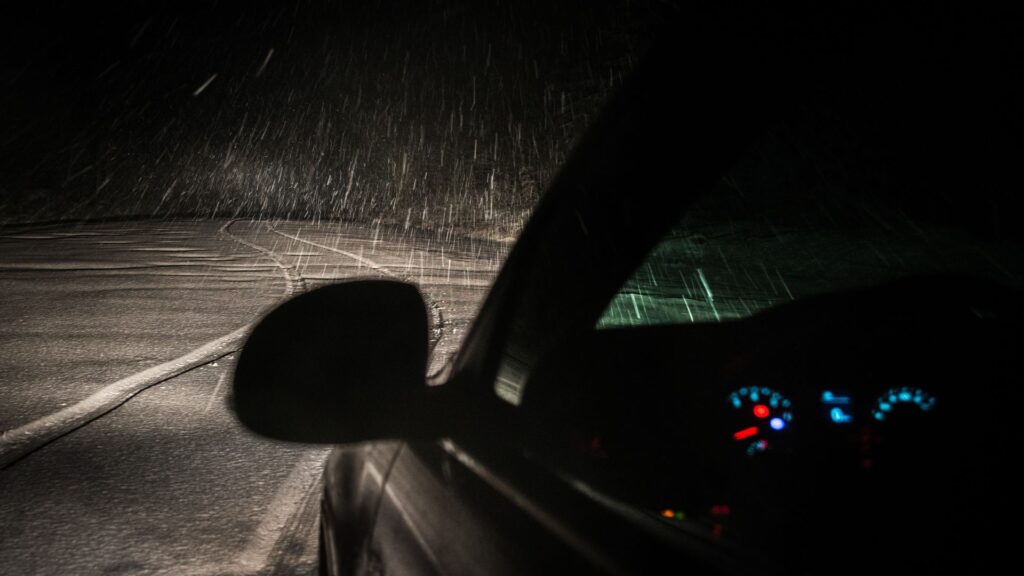 雪が降る駐車場とマイカー