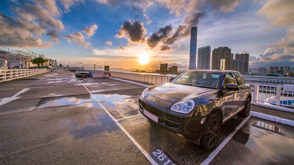 駐車場に停めた真っ黒な車