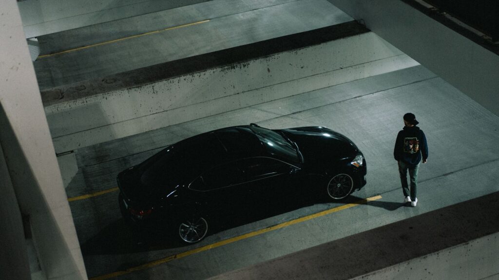 黒い愛車を眺める人