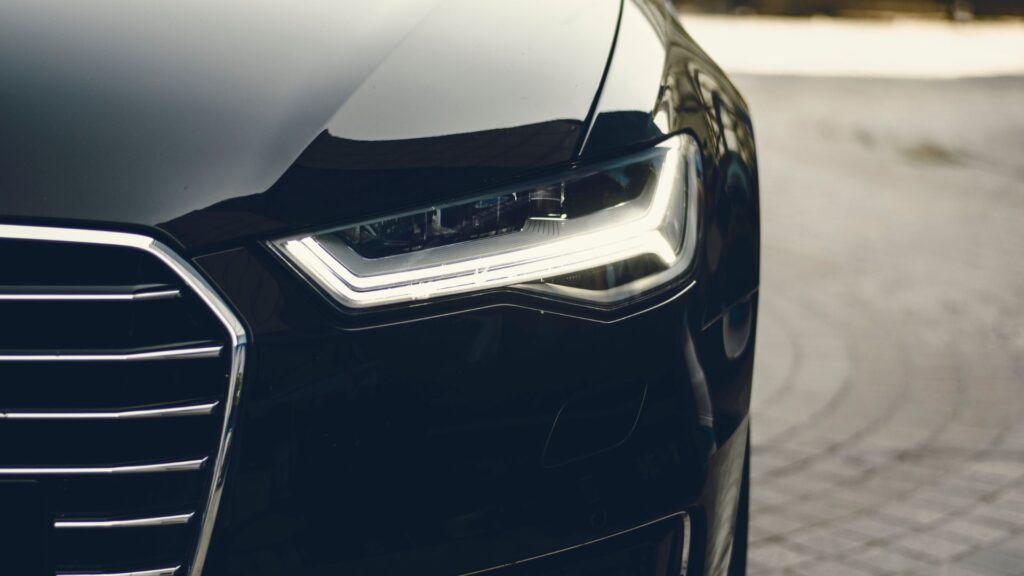 黒い車のヘッドライト