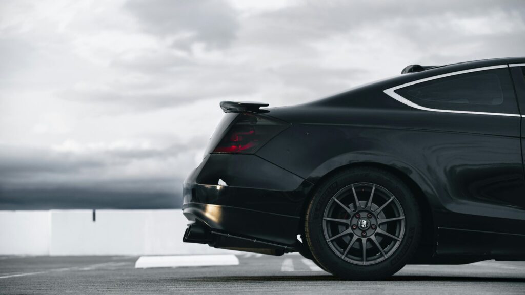 黒い車の後方部分